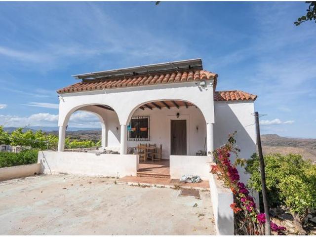 Casa con parcela en perfecto estado