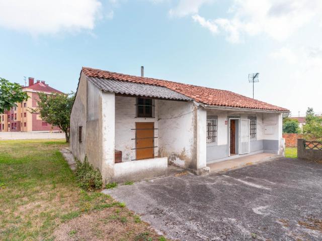 CASA CON PARCELA ROCES