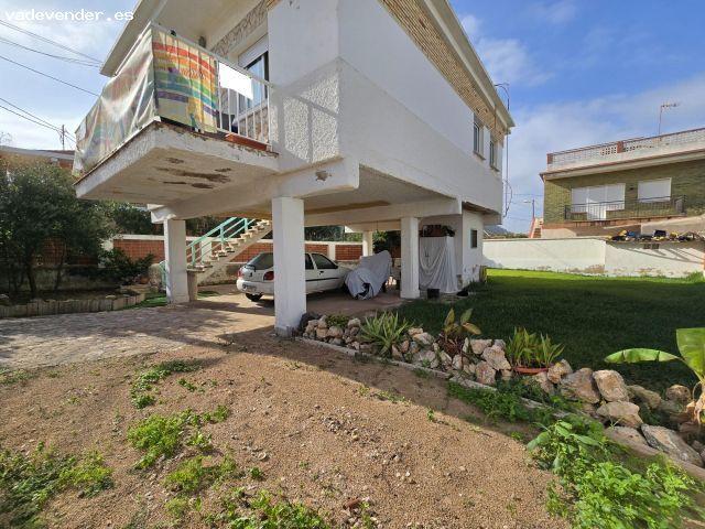 Casa con parcela y parking, a 50 m de la playa