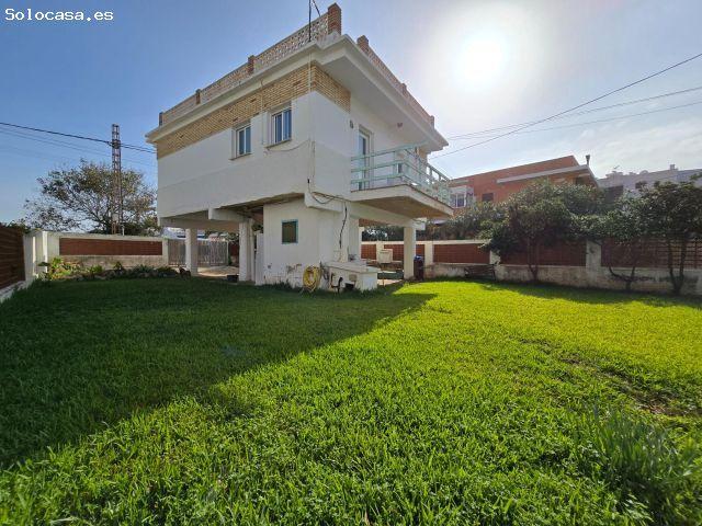 Casa con parcela y parking, a 50 m de la playa