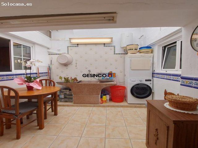 CASA CON PATIO Y TERRAZAS, MUY BIEN SITUADA