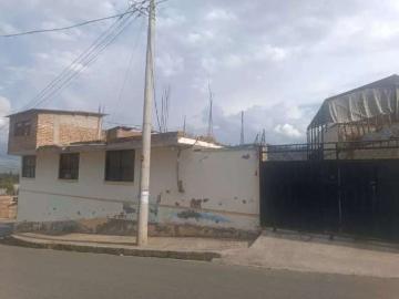 Casa Con Patio Al Frente Quedan Unas Canchas Depostivas