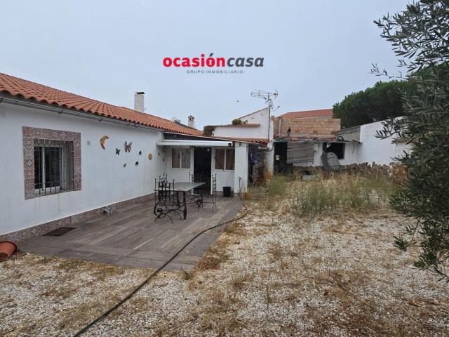CASA CON PATIO AMPLIO A LA VENTA