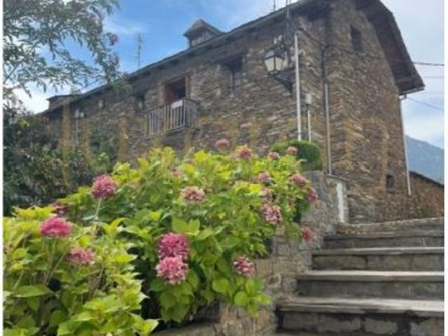 Casa con patio en Tírvia