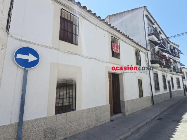 CASA CON PATIO EN VENTA