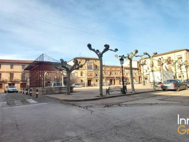 CASA CON PATIO JARDÍN Y BODEGA CON CALADO EN EL CENTRO DE BADARÁN