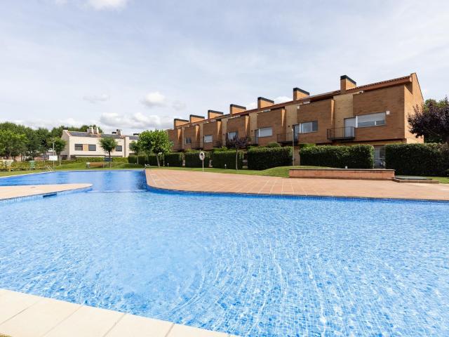 CASA CON PISCINA COMUNITARIA EN SANT FOST DE CAMPSENTELLES