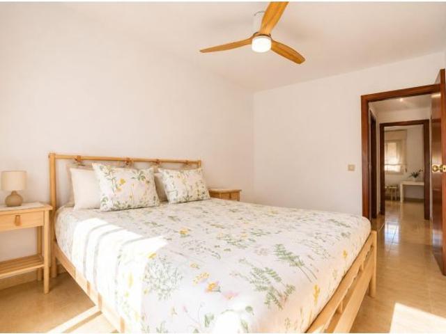 Casa con piscina comunitaria, solárium y placas solares en Miami Platja
