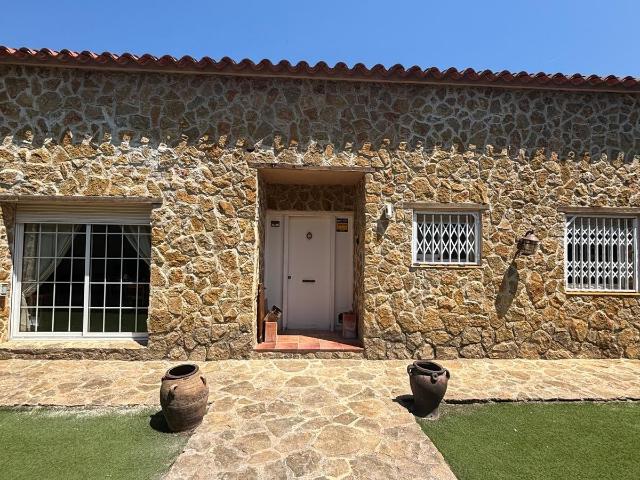 Casa con piscina y dos viviendas independientes, 6 habitaciones y garaje en Sentmenat
