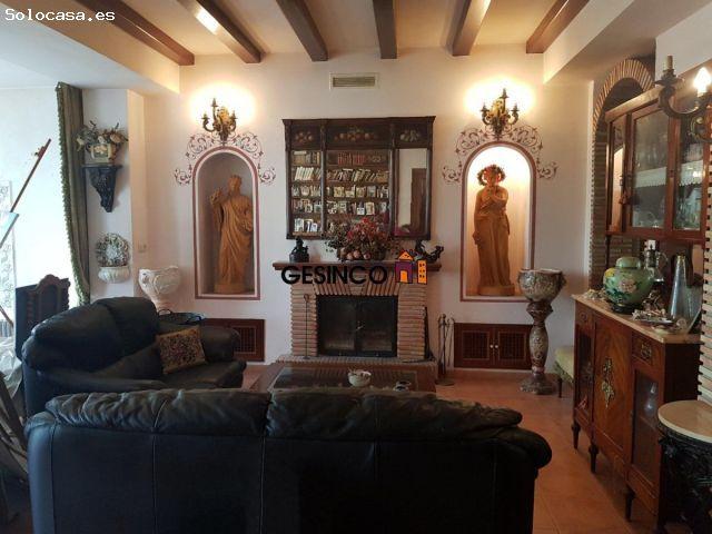 CASA CON PISCINA DENTRO DE LA POBLACIÓN