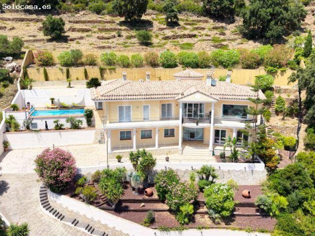 Casa con piscina, garaje y vistas panorámicas en Rosas