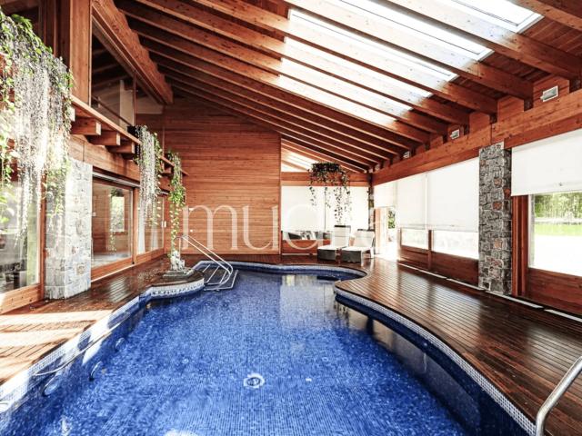 Casa con piscina interior y amplias zonas de vida en Seva