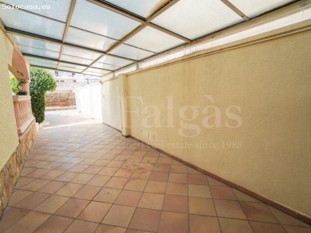 Casa con piscina y 4 dormitorios en el centro de Empuriabrava
