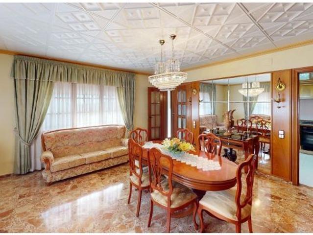 CASA CON PISCINA Y GRAN GARAJE. VILADECANS ALBARROSA