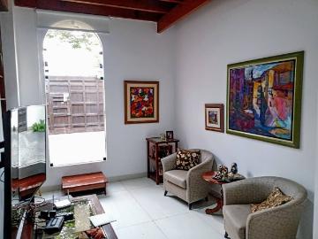 Casa con Piscina y Jardín en San Isidro – Ubicación Privilegiada