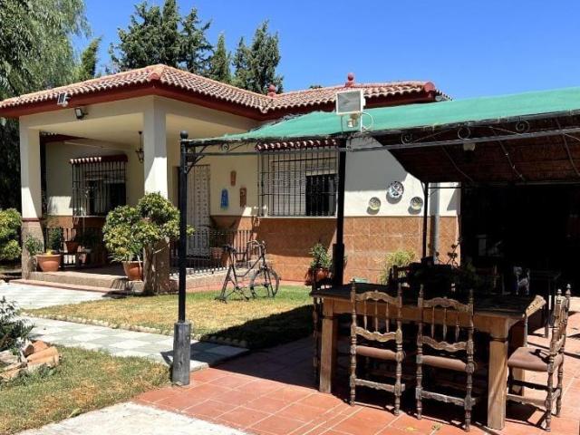 Finca con Casa, Piscina y parcela llana en Antequera