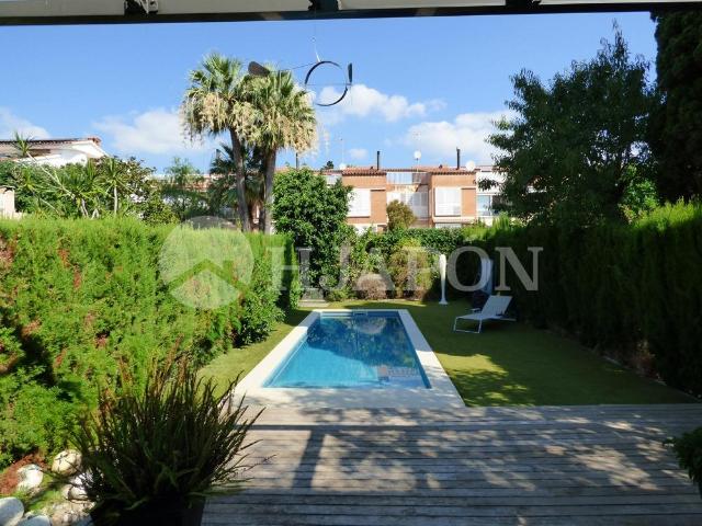 Casa con piscina y vistas al mar a solo 25 min de Barcelona