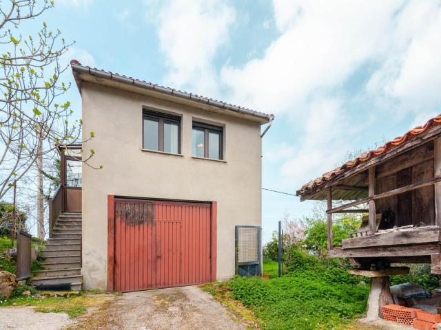 Casa con potencial en Traveséu, a 2 km de Nava