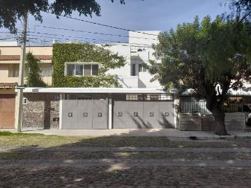 Casa con recámara en PB, cerca el TEC en Carretas