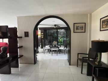 Casa con recamara en planta baja y departamento con acceso independiente