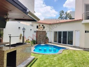 Casa con recámara en planta baja, alberca climatizada y paneles solares en Real del Nogalar