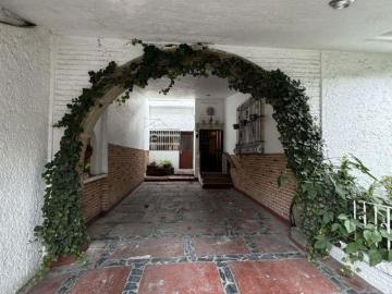 CASA CON RECAMARA EN PLANTA BAJA EN VENTA EN JARDINES VALLARTA