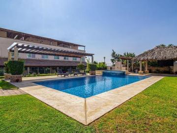 CASA CON ROOF GARDEN EN CUMBRES TULIPANES CON SEGURIDAD Y ALBERCA