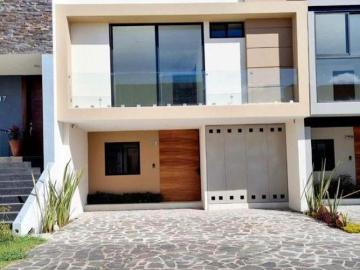 Casa con Roof Top y Estudio en Valle Imperial | Coto con Alberca y GyM