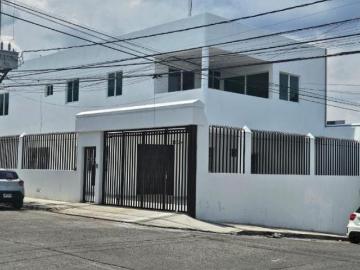 Casa con salón multifuncional de 100 m² y estacionamiento p 7 autos en esquina en Jardines de la Cru
