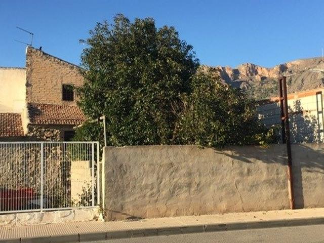 CASA CON SOLAR EN SISCAR