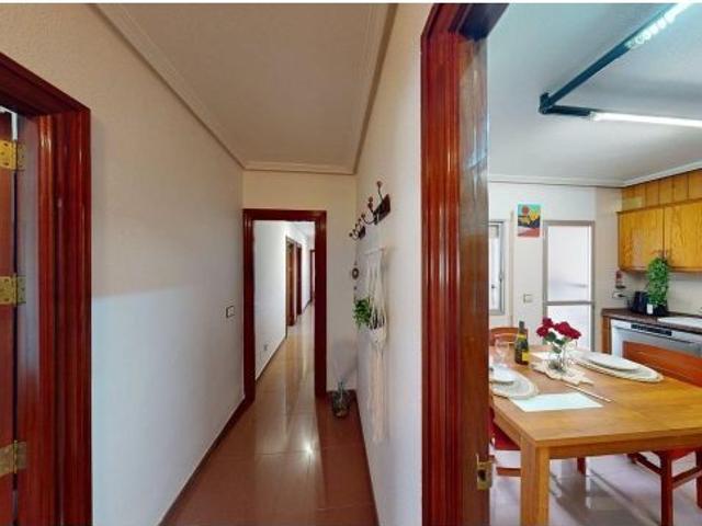 CASA CON SÓTANO Y JARDÍN