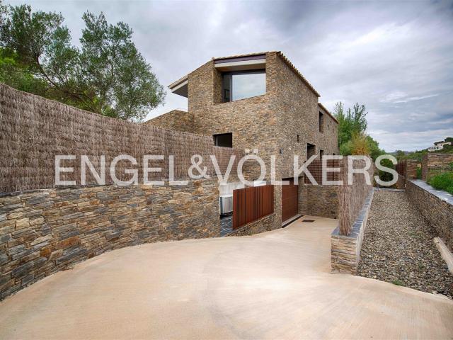 Casa contemporánea de piedra con terrazas, gran garaje y aca. 358m² Cadaqués