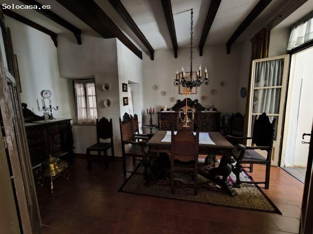 Casa contemporánea única con dos viviendas independientes y patio central
