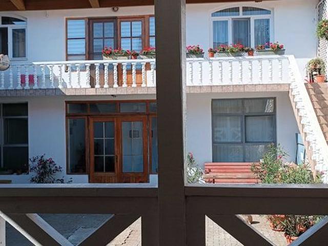 Casa duplex cu magazine