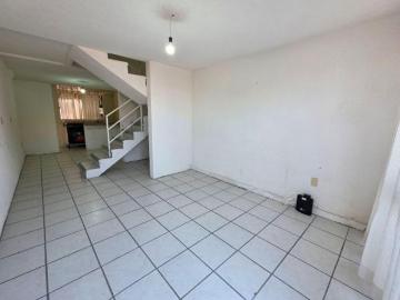 Casa dúplex en planta alta, sobre avenida principal