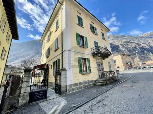CASA DA 4 APPARTAMENTI INTERESSANTE