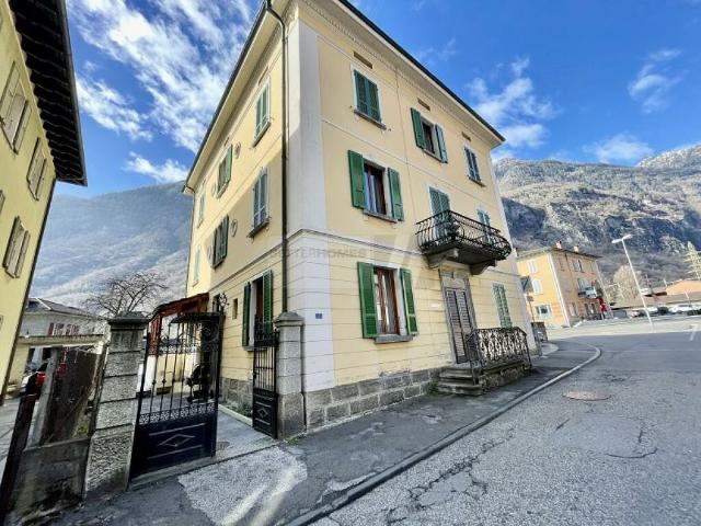 CASA DA 4 APPARTAMENTI INTERESSANTE