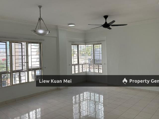Casa Damansara 1, excellent location walking distance to 3 Damansara Mall. Corner unit airy, spacious and bright. Vacant now