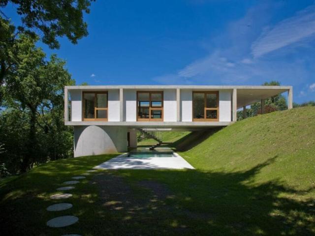 Casa d'arte immersa nella natura con piscina