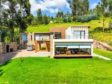 Casa De Miguel: Un Hogar Excepcional para Personas Excepcionales Lujosa Mansión Ultra Moderna en una Comunidad Cerrada