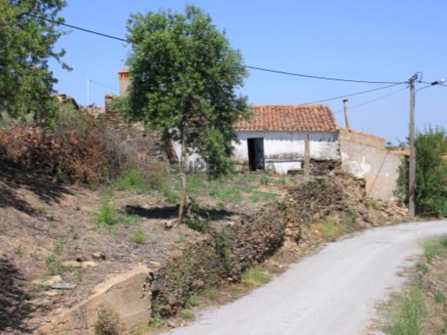 Casa de montanha para restaurar com 2560m2 de terreno