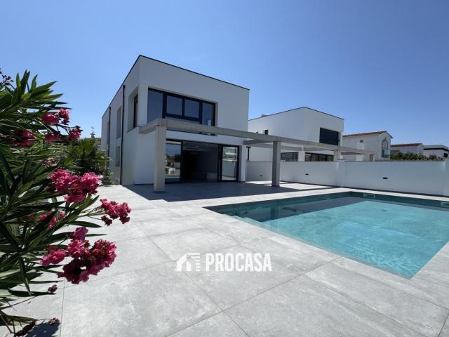 Casa de nueva construcción en canal con amarre de 12 m 218m² Empuriabrava