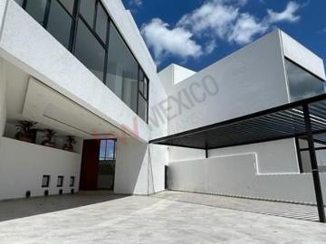 CASA DE AUTOR NUEVA EN VENTA EN CUMBRES DE LAGO JURIQUILLA, CON ROOF GARDEN Y JARDIN
