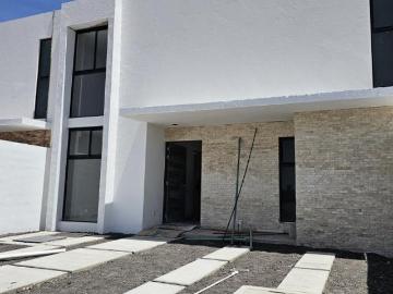 Casa de Autor en Fracc. Abierto, con Sala de TV en Santa Fe Corregidora Qro