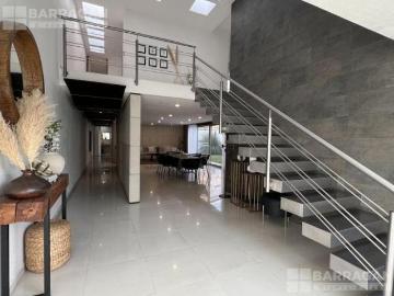 Casa de autor en Fraccionamiento Exclusivo, estilo minimalista industrial, Álamos 2 sección