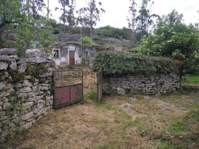 Casa de aldeia, inserida em quinta, com vista para a Serra