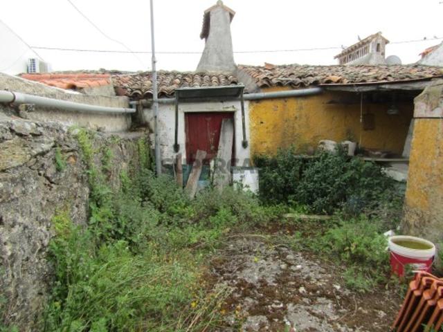 Casa de aldeia para recuperar com logradouro