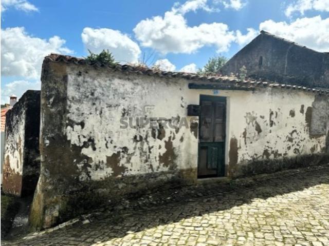 Casa de Aldeia para Recuperar em Zona Tranquila, a 2 Minutos do Centro de Runa em Torres Vedras