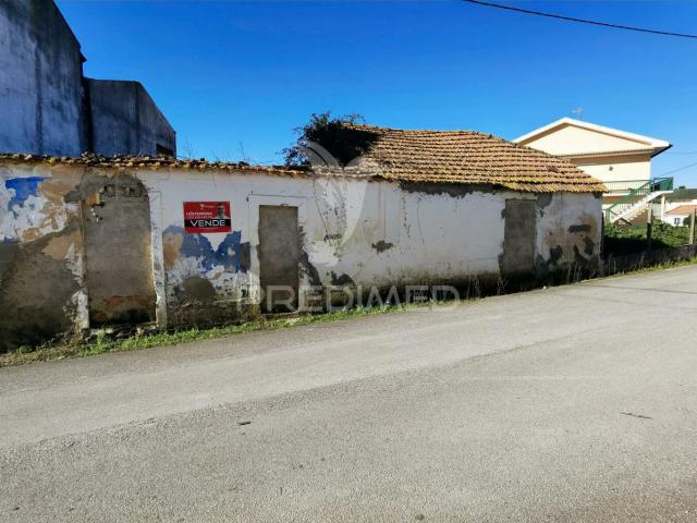 Casa de Aldeia para restaurar com terreno