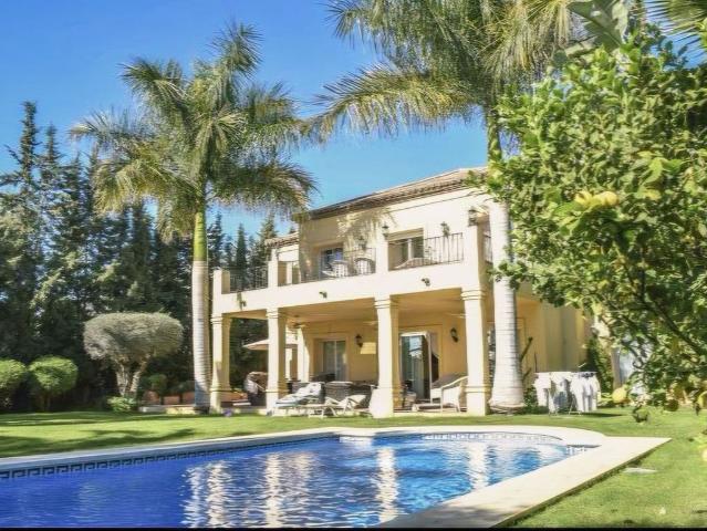 Casa de alto standing en venta Nueva Andalucia, España